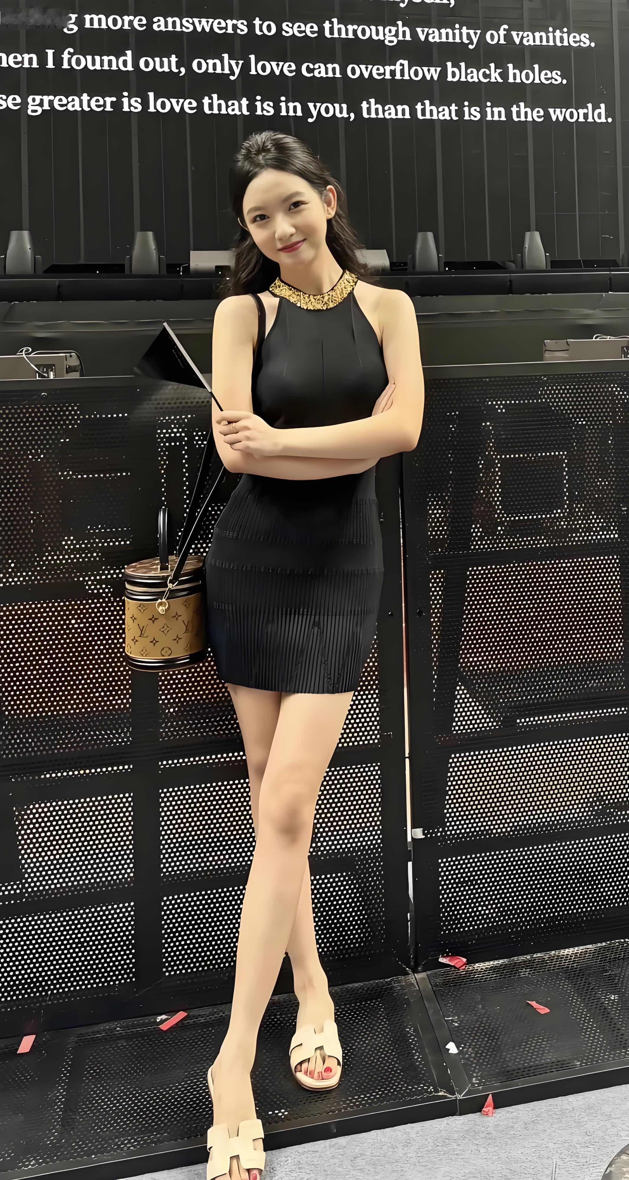 优雅黑裙，自信微笑，闪耀舞台！