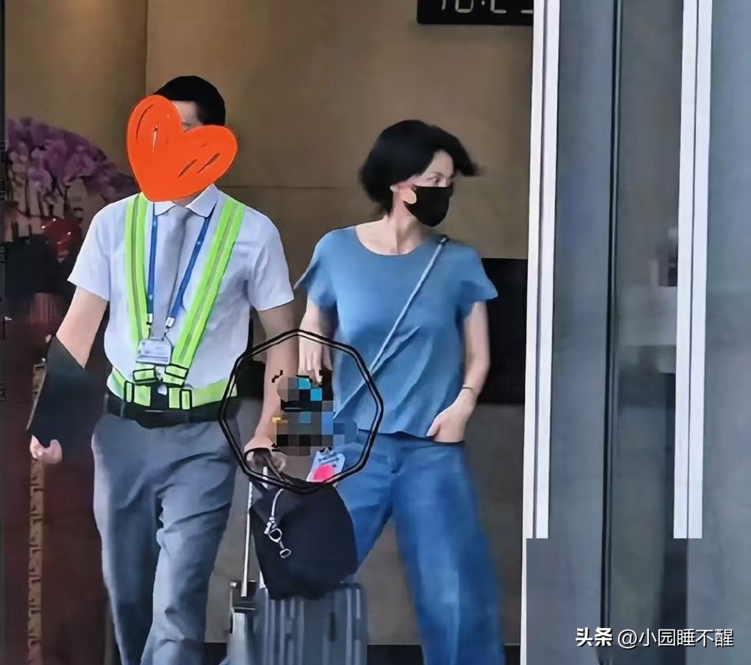 好多网友就爱给离异的男女硬凑结局。
 
王菲57岁生日没找谢霆锋，

反倒带着俩女儿飞去云南，

钻进李亚鹏开的民宿里团聚。
 
消息一出网上直接炸开锅，复婚的说法又传得满天飞。这么多年，只要他俩碰面，复合的传闻准会冒出来。
 
可当事人压根没把流言放在心上。李亚鹏踏踏实实忙事业做公益，对绯闻闭口不