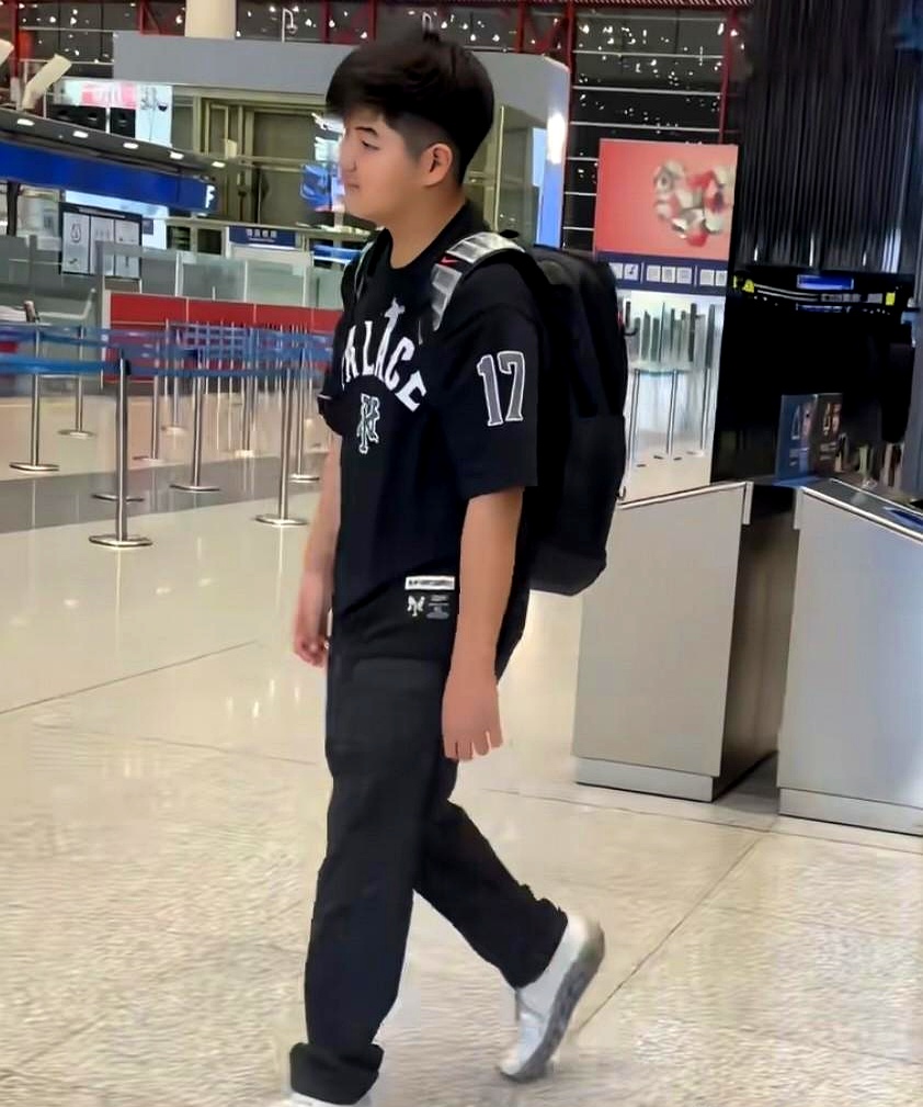 普通两口子忙着打工挣钱，孩子只能扔回老家当留守儿童，人家明星夫妻工作抽不开身，直接把俩儿子打包送去了英国私立学校
 

沙溢胡可深夜现身机场，忙前忙后办理登机手续，把15岁的安吉和弟弟送出国。小哥俩推着大大的行李箱，在异国他乡互相作伴，八成是要到过年才能回家了
 

演艺圈很多明星家庭都是这个路数，