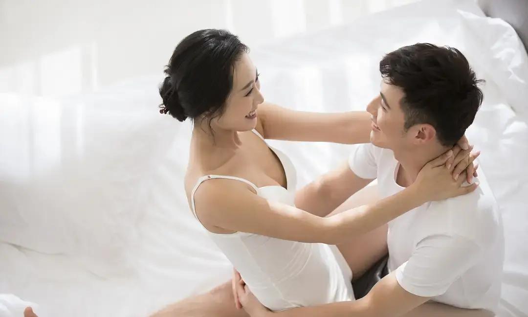 夫妻之间怎么相处，其实一点都不复杂，讲究的就是“多”和“少”：多些理解...