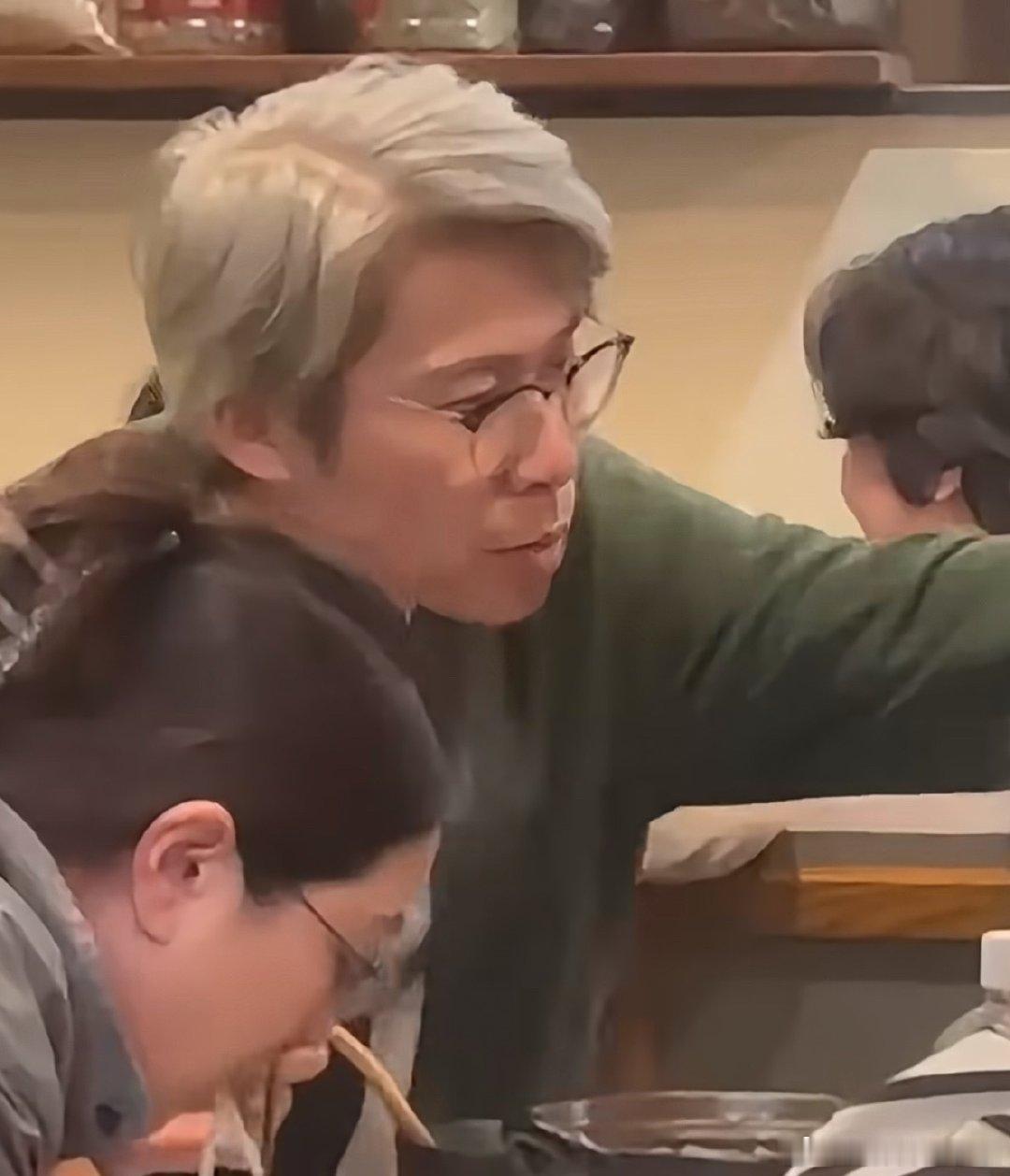 #疑似李乃文一家三口同框#李乃文才刚过五十岁就满头白发了？不是本人吧！这个发型+镜框+脸型看着也太日本人了[允悲][允悲][允悲]
现在明星怎么喜欢把孩子往国外送，国内的国际学校都不满足啊[思考] ​