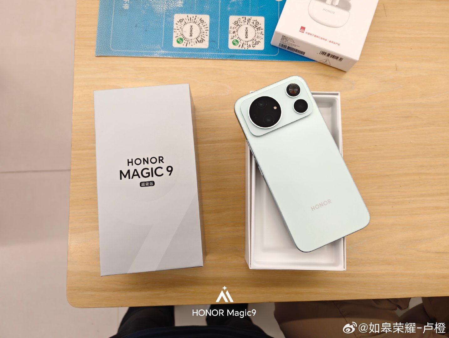 荣耀Magic9系列首销第二天
​🌧️雨天，也挡不住客户的热情
感谢今日购机客户，㊗️用机愉快
今日又是加班的一天
#荣耀RobotPhone
#荣耀Magic9
#我的人生电影正上映
#荣耀未来导演计划
#如皋万都荣耀体验店  ​