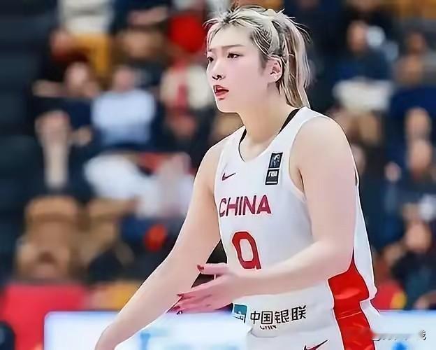 中国女篮被分进D组，和美国、捷克、意大利同组，我仔细看了下最终12人名单，陈明伶、陈玉婕、韩旭、贾赛琪、李缘、罗欣棫、孙宇、唐子婷、王思雨、杨舒予、张曼曼、张子宇，这份名单最让我感慨的不是谁来了，而是谁没来。

李月汝没来。因为护照寄丢了。

你没看错。因公护照从国内寄到美国，在美国转运环节直接丢件