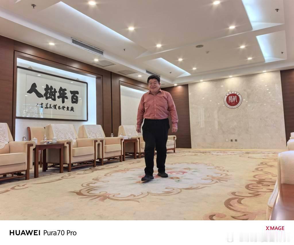 荣幸参加市法学会科技法学分会二〇二六年会。法律跟进网络数据前瞻人工智能必要且迫切。本次涵盖智能网联无人驾驶、具身认知、算法共谋、数据产权登记、生成仿真人影像、免密支付安全、手术助残机器狗、平台跨应用操作规管等新技术问题紧扣现实。本市外埠高校和实务部门多篇论文成果获奖，由法学会领导 ​