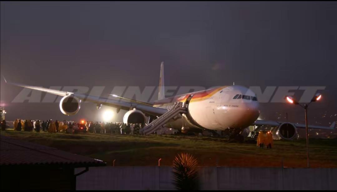 飞行员的失误。没人发的空难101：伊比利亚航空6463号班机时间：2007‑11‑09机型：空客A340‑600航线：马德里 → 厄瓜多尔基多老苏克雷机场事故经过： 基多机场高原、跑道潮湿。飞机落地时发生严重重着陆（超过3G冲击力），主起落架两组轮胎当场爆胎，起落架结构连杆断裂。自动刹车系统直接失效