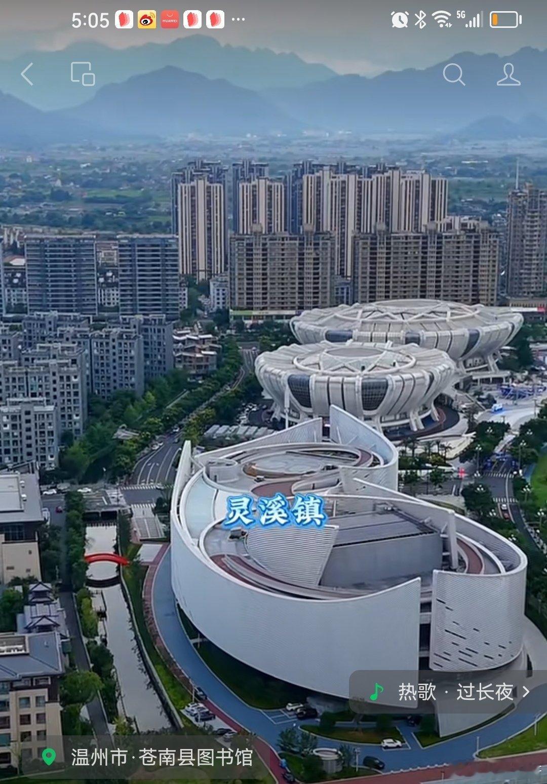 先成为自己的山，再去找心中的海。先努力优秀，再大方拥有，热爱不会过期，志趣相投的人总会相遇。

那些让你日夜牵挂、患得患失的关系，多半不是爱，是对方精准拿捏你的情绪操控。你在等真心，他在玩博弈。

寄托可以是万事万物，但一定不能是人。别在别人身上找安全感，你的价值，从来不由谁爱不爱你 ​