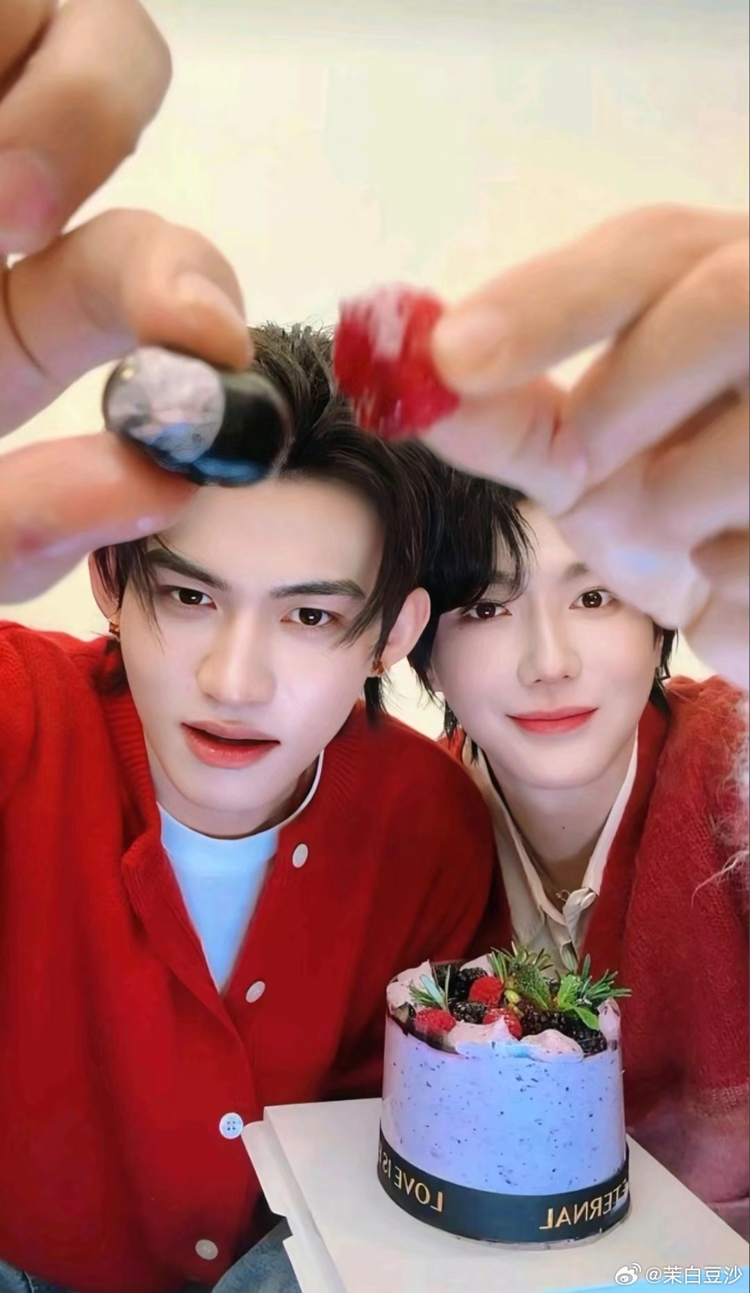 #云熠星河[超话]# 🌌#云旗郝熠然# 

这个坏小狗为什么要冻到普普呢？[二哈]
预知后事如何，请移步老福特观看 ​