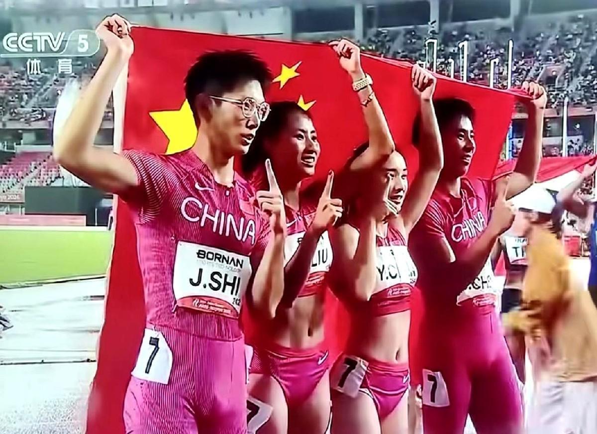 接力棒交到她手里时，全场没人敢喘气。这个17岁的小姑娘，硬生生在最后100米把对手死死甩在身后。

计分板跳出40秒78，亚运会田径混合4×100米接力决赛，中国队夺金。

回看录像，最后一棒陈妤颉接棒时并无绝对优势。她咬紧牙关，步频飙到极限，硬是上演了一出直道超车、极限逆转的戏码。

算上这块，她