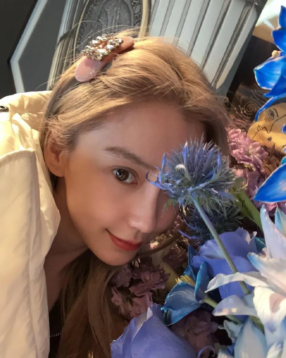 #angelababy[超话]# yy#angelababy#

我的图库存满了你的照片 因为我对你的爱永远不会落大街.

​