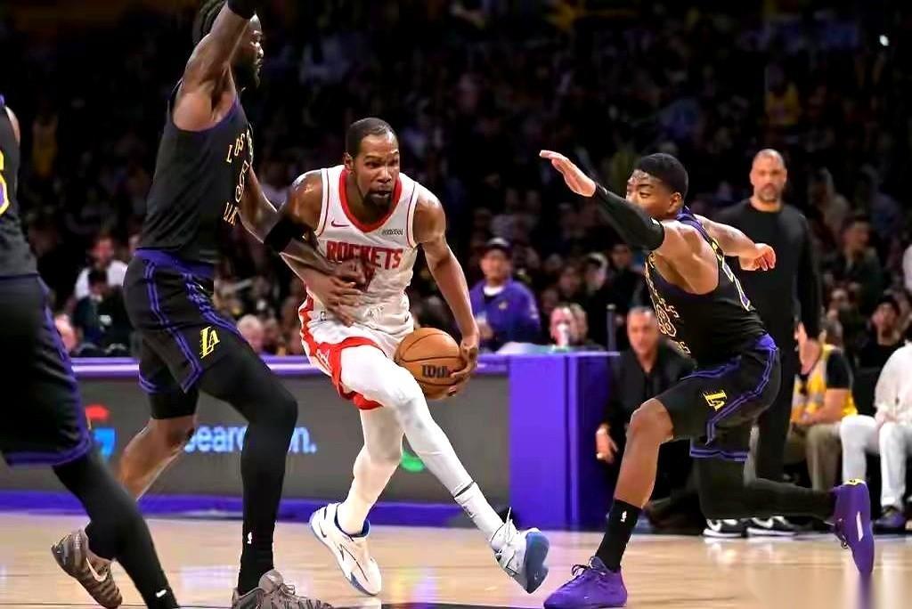 “火箭血亏！一个赛季用废了杜兰特，还搭上了杰伦格林和十号签？” 这话一...