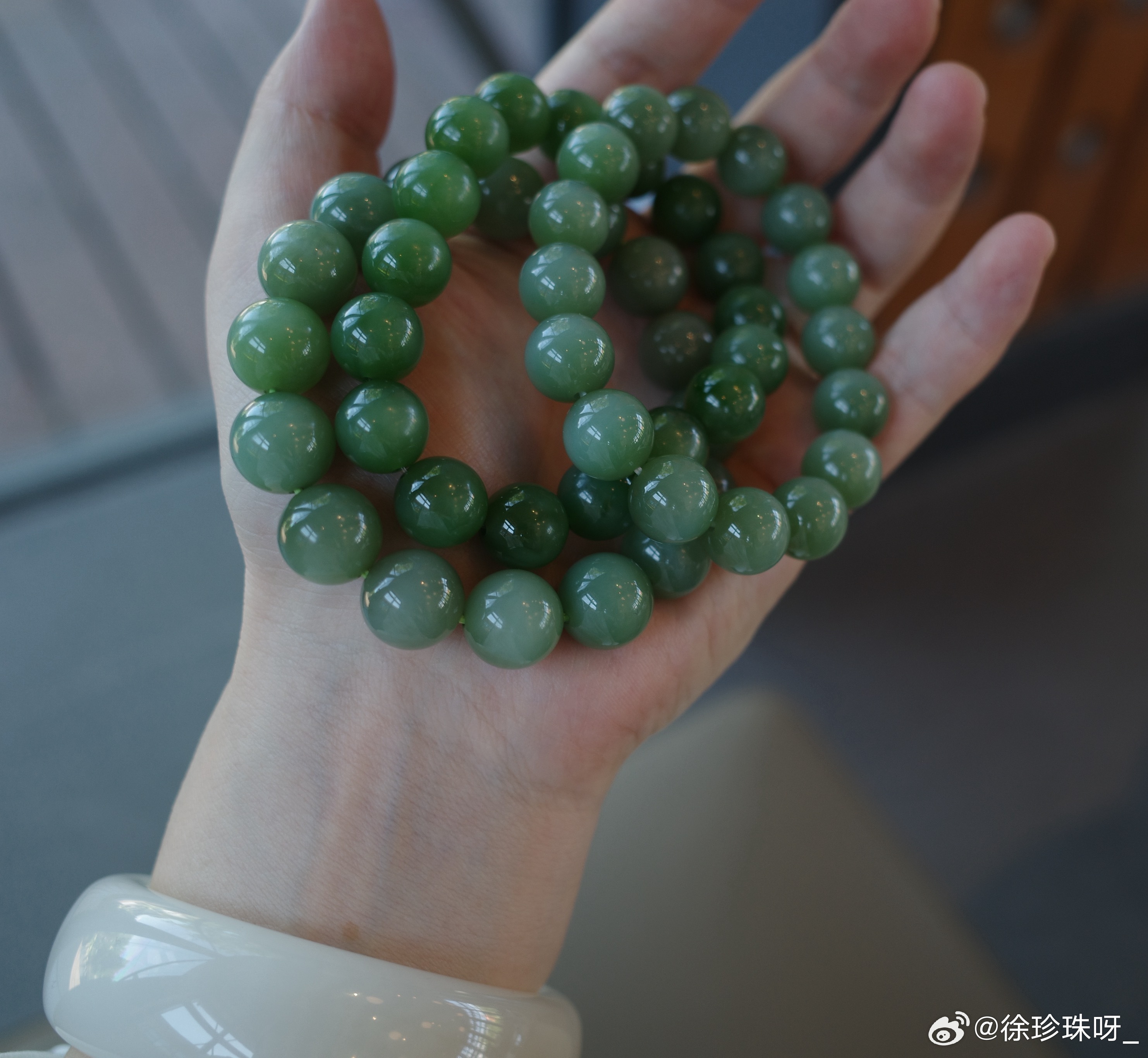 这三条手串都是俄料同产地，但是品质差别很大会有商家都拿来当很顶级的货来出，但是这里只有一条是顶级的，其他都很一般啊。同产地，同名，不同价格太正常了不能说我的玉贵，你得看我的品质是不是要好，我不能保证我的价格最有优势，我能保证品质，保证真玉OOTD徐珍珠与和田玉的故事