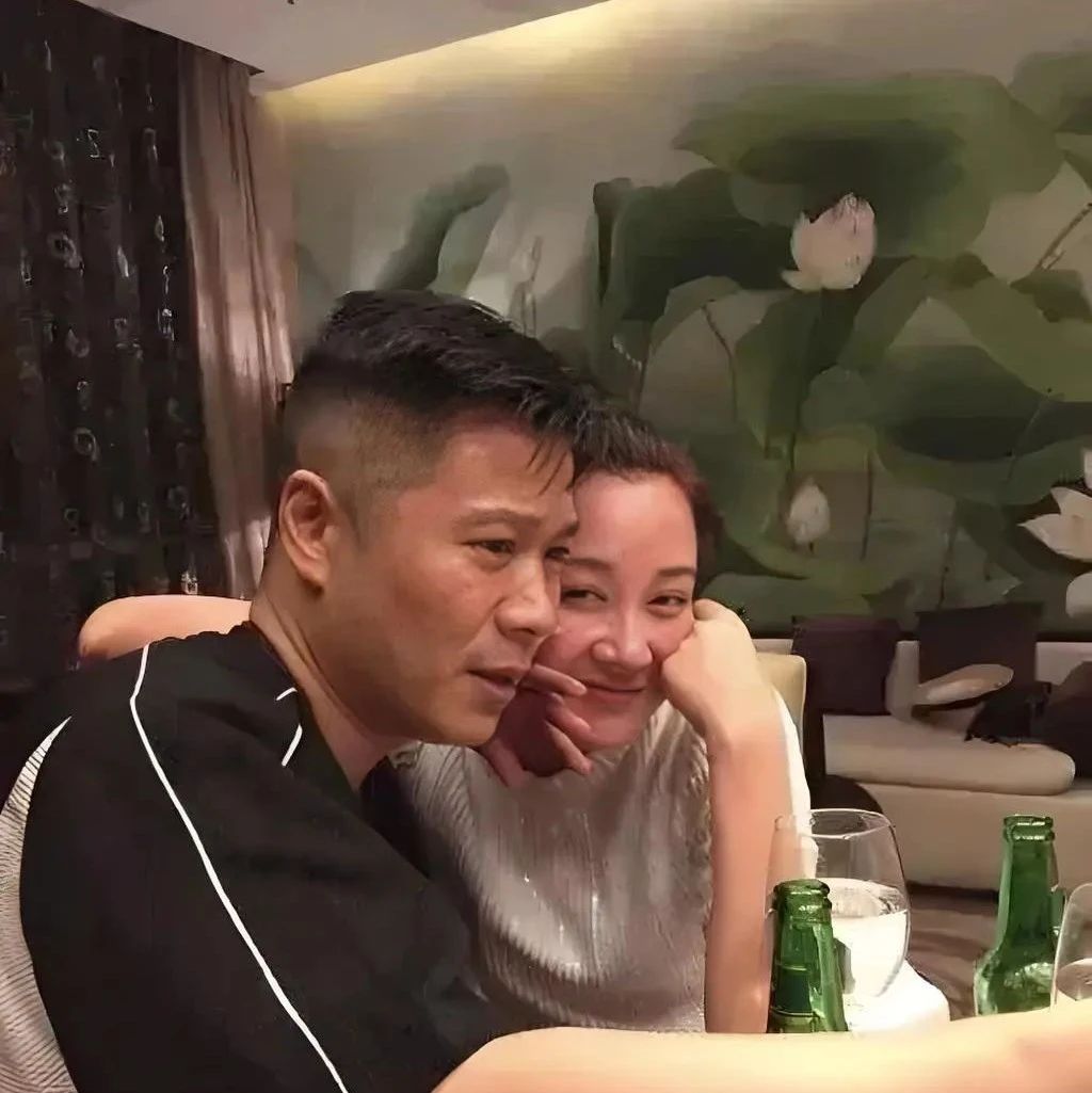 55岁许晴私下聚会放得好开，包臀裙秀出热辣身材，与男伴勾肩搭背眼神迷离...