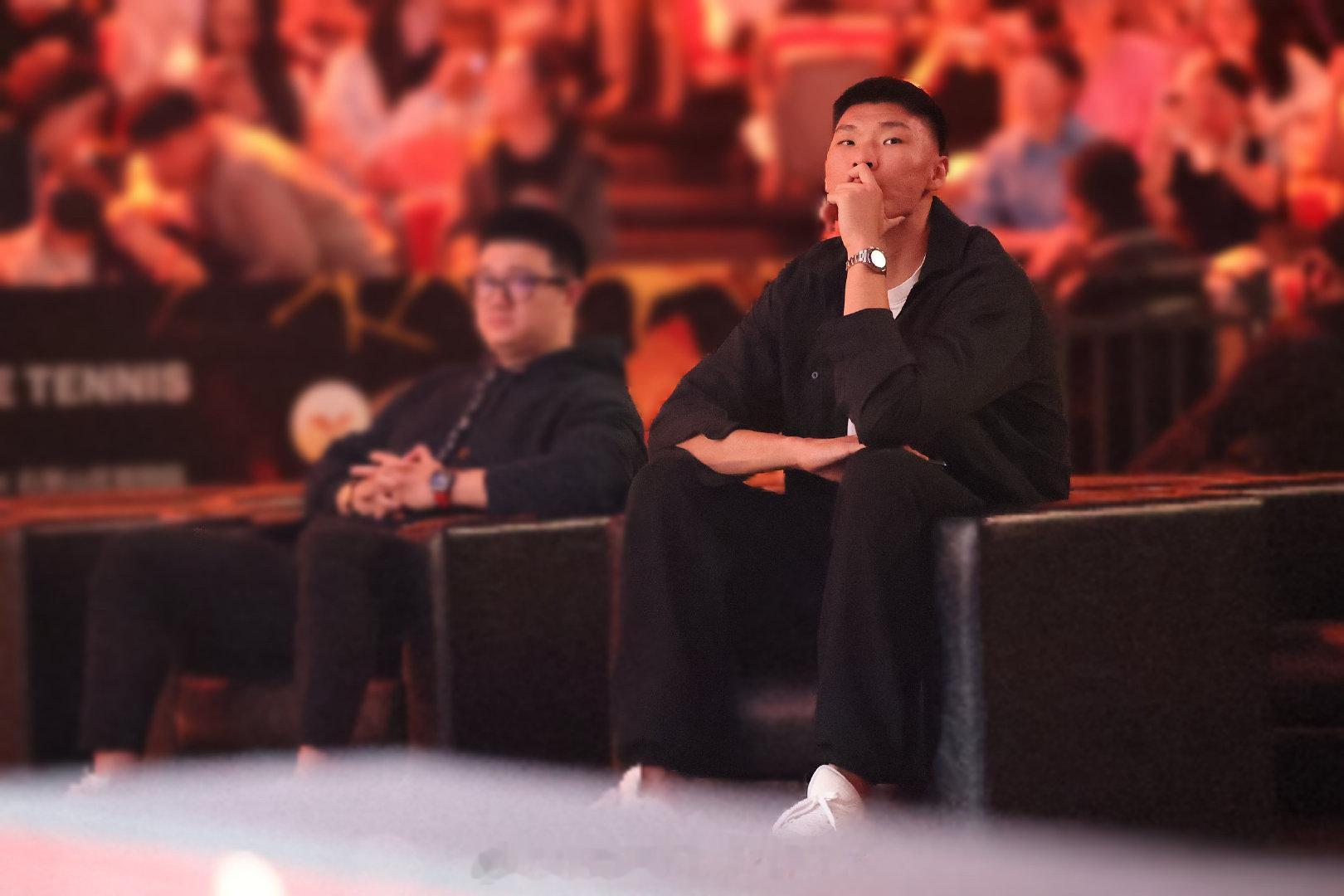 🏓现场打卡！范子铭现身乒乓球赛事现场

范子铭：这座场馆曾是我们俱乐部的主场，不同项目，场馆布局各有特色。很爱看乒乓球多回合的拉锯对抗，拿下胜利的那一刻特别涨士气。高水平赛场永远充满热血与激情，期待本月CBA新赛季开赛！#北京首钢[超话]##北京首钢##首钢园##wtt中国大满贯2026# ​