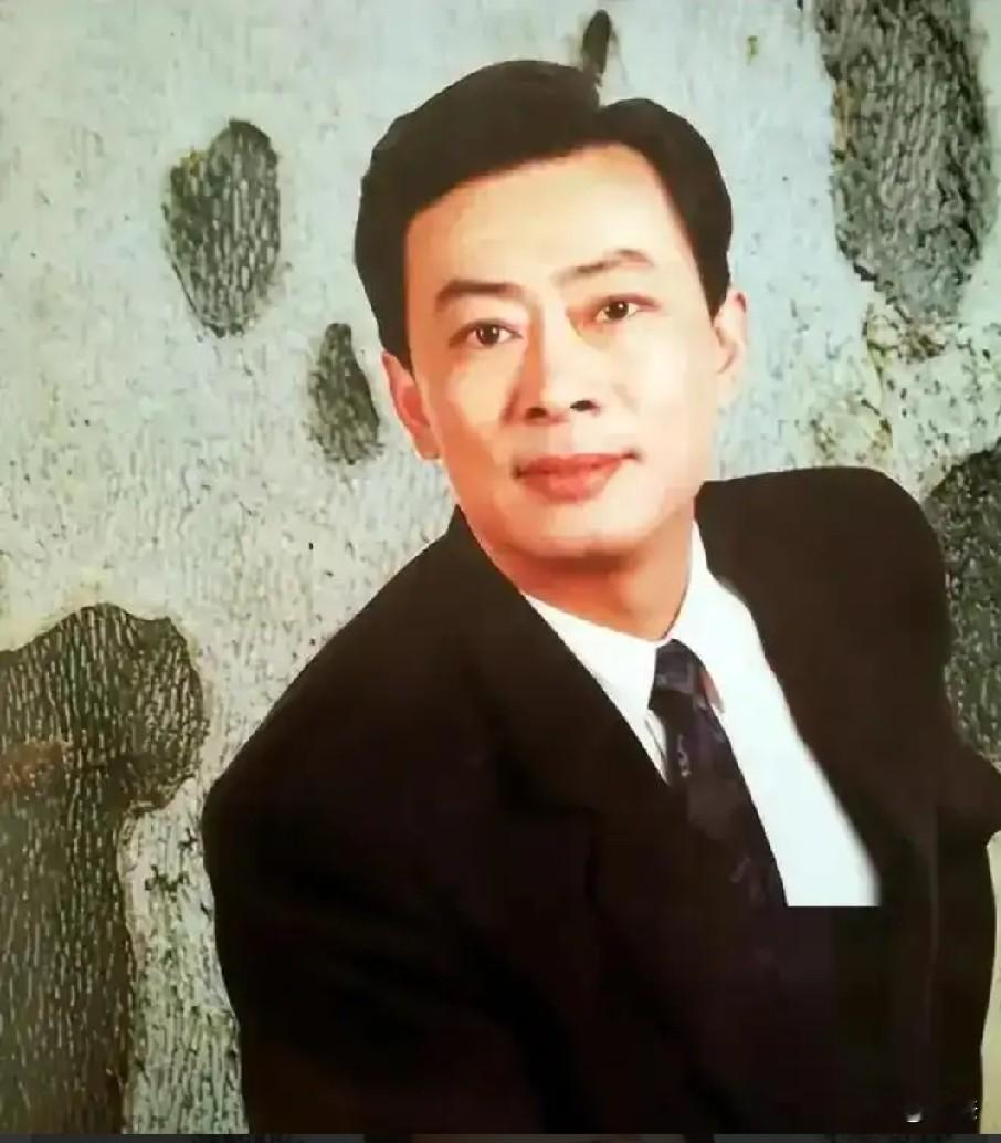 当年，王诗槐离婚后，和有智力残疾的儿子相依为命，一天朋友告诉他一个消息:
演员王诗槐带着患病儿子二婚，初恋归来，苦日子终于熬出光亮
 
提起老戏骨王诗槐，很多人都记得荧幕上他塑造的一个个经典角色，可很少有人知道，私下里他有一段沉甸甸的人生。早年离婚之后，他就一直独自带着智力有缺陷的儿子海平过日子，父