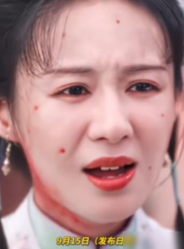 一个丫鬟出场9秒，把女主的风头全抢了。
《兰香如故》热度破29000，郑合惠子演的杜翠雀刚露脸，跟刘学义寒暄送礼那几秒，热搜直接炸了。弹幕刷屏：刘学义眼神都变了。
人设是军户出身，懂女红识药理，表面温顺，内里藏着刀。没嘟嘴，没瞪眼，全靠一双眼睛把白切黑演透了。对比之下，谭松韵那条被吐槽三集都在哭