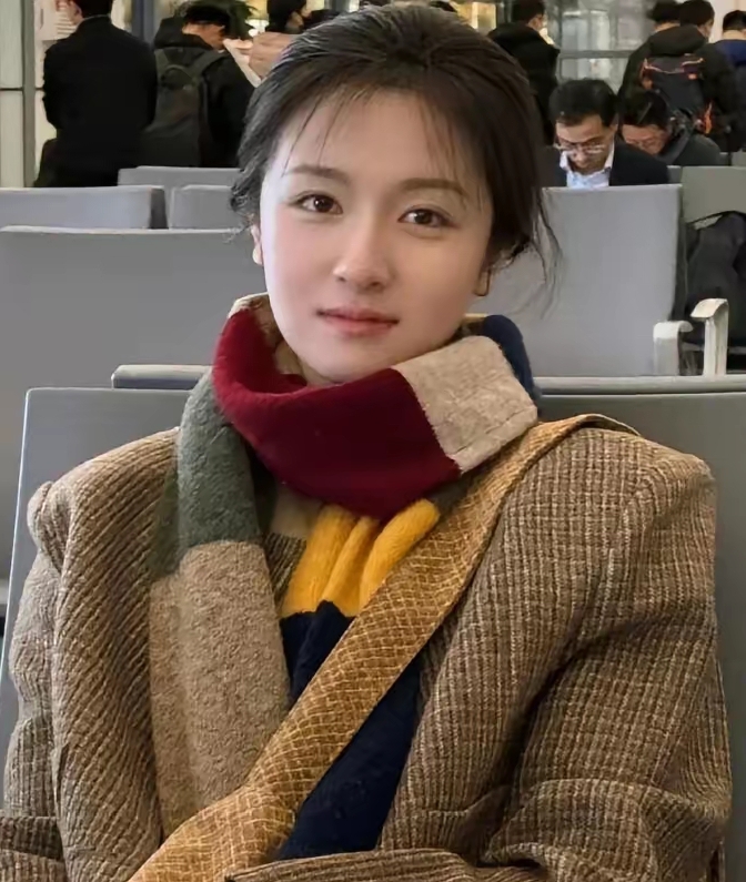 李兰迪绝对是90后女演员里的宝藏！
这姑娘眼睛水灵通透，
长相舒服耐看，
演技更是没得挑，
演啥像啥。

从《你好，旧时光》的余周周，到《朝雪录》的仵作，她演过不少女主，可偏偏就是缺了点顶流的热度，总被说“红不起来”。

其实人家压根不靠炒作，全凭实力说话。在这个流量至上的圈子，她就像一股清流，踏踏
