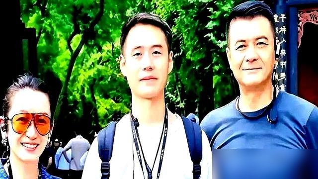 都江堰景区，有人拍到秦海璐儿子。一身看不出牌子的运动服，自己背着包排队，渴了蹲路边拧矿泉水。没保镖，没保姆，更没那套“少爷出街”的排场。
要知道秦海璐生这儿子吃了大苦头。36岁高龄，孕期遭家族遗传病打击，生完直接产后抑郁，天天哭，觉得活不下去。是王新军硬拉着她拍戏，才把魂拽回来。
这么个拿命换来