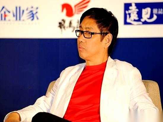 这几天，一份破产裁定公告，让“上海第一位劳斯莱斯车主”彻底交了底。
上市公司中路股份发了公告，法院正式受理了对其控股股东——中路集团的破产清算申请。
白纸黑字的理由就一条：欠了到期的钱，还不上了。
这位名叫陈荣的老板，曾经的手法极其彪悍。
1994年夏天，股市狂跌，大户室里到处是盯着满屏绿字捶桌子的