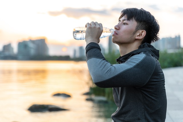 “这辈子你我相遇却相互伤害，下辈子擦肩也别说爱。” 这段话满载着悲凉与...