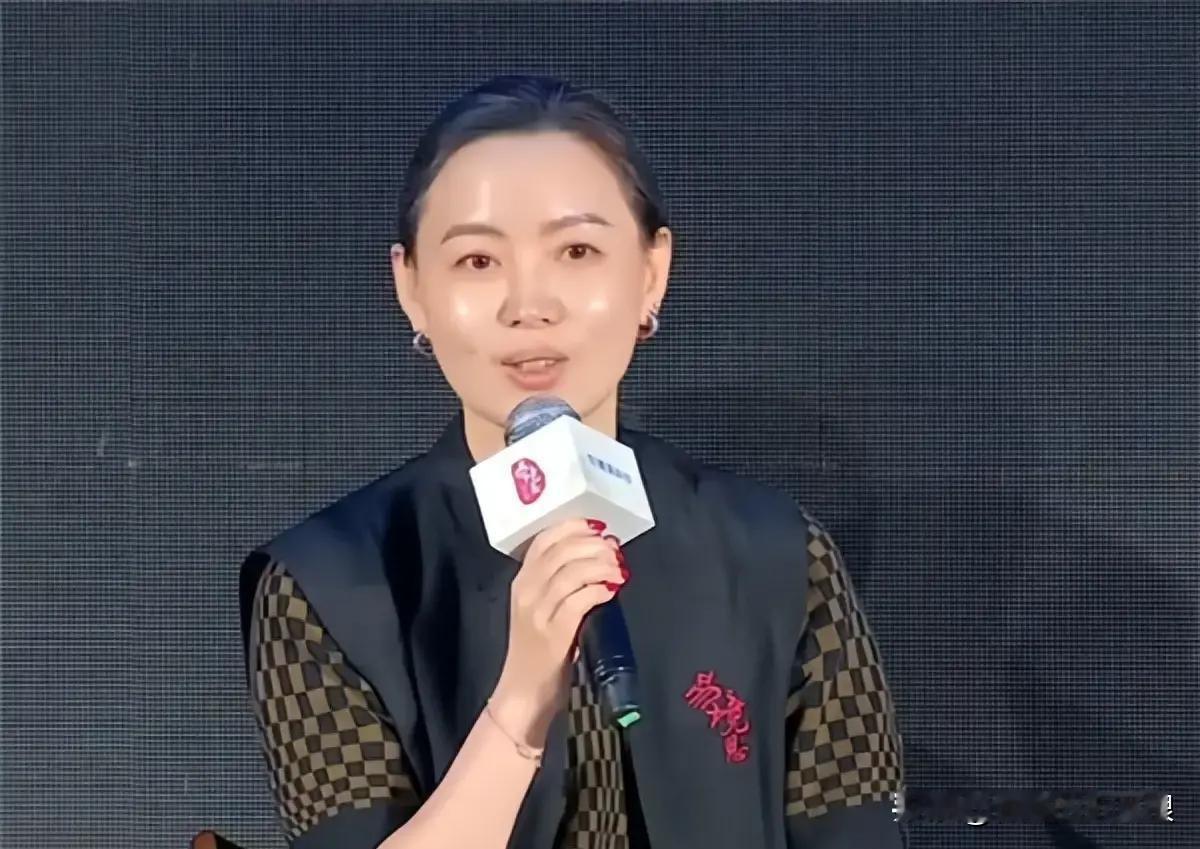 保时捷中国传媒公关副总裁唐凤靓在“2026·易境思”论坛圆桌环节上表示：既荣信又无奈！
该论坛的主题叫《去同质化，只讲真话》。
她说：“过去的几年里面，保时捷的设计确实是激发了中国汽车行业一个高度统一的汽车设计审美，当然在这过程当中，我觉得对于我们保时捷来讲，除了荣幸之外，还是有些许无奈。设计语言，