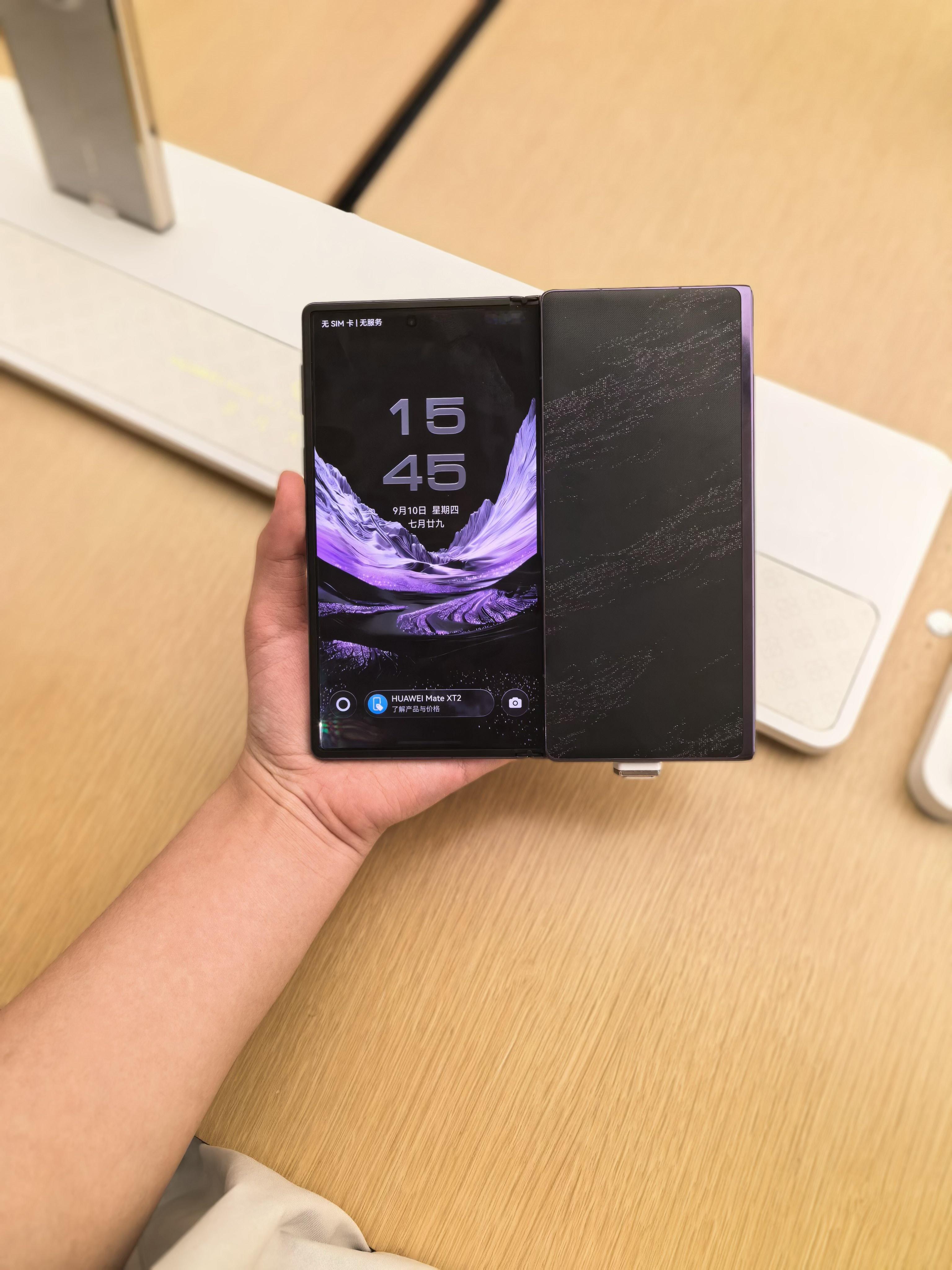 华为 Mate XT 2 非凡大师今日正式开售，这款被定义为“折叠屏终极形态”的产品，从硬件底层到交互体验都实现了全维度的技术突破，堪称华为近年折叠屏研发成果的集中展示。
核心硬件层面，其首发搭载的麒麟9050 Pro芯片通过软硬芯云协同架构优化，整机性能提升42%，无论是大型游戏还是多任务办公都能