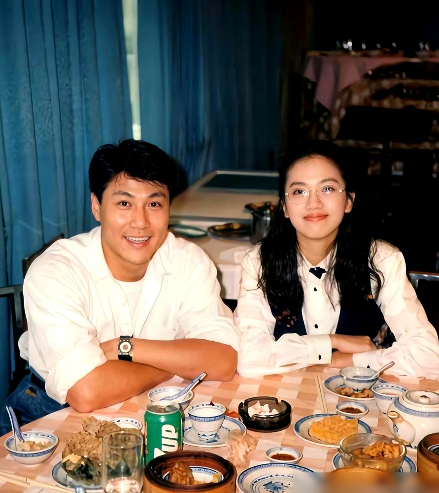 梅艳芳当年一绝食，林国斌就乖乖回家，跟养了个祖宗似的。
俩人同居三年，外面都说他吃软饭，被天后包养，男人面子往哪搁？为点小事大吵一架，他赌气搬走，天天花天酒地，她也倔，愣是能两天不吃饭。
最扎心的是，后来梅艳芳想复合，他身边已经有别人了。
人这一辈子，有些坎儿当时觉得过不去，回头看才发现，那就