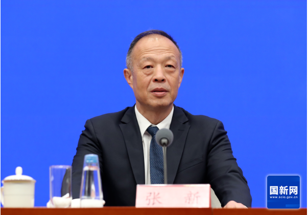 张新成为新一届中国羽毛球协会主席！
2026年9月8日，中国羽毛球协会第七届会员代表大会第三次会议在北京召开，会议选举张新为新一届中国羽毛球协会主席。
作为一名资深体育行政管理者，张新并非运动员出身。他1963年出生，拥有扎实的体育专业背景，毕业于西安体育学院体育教育专业。
张新的职业生涯长期深耕于