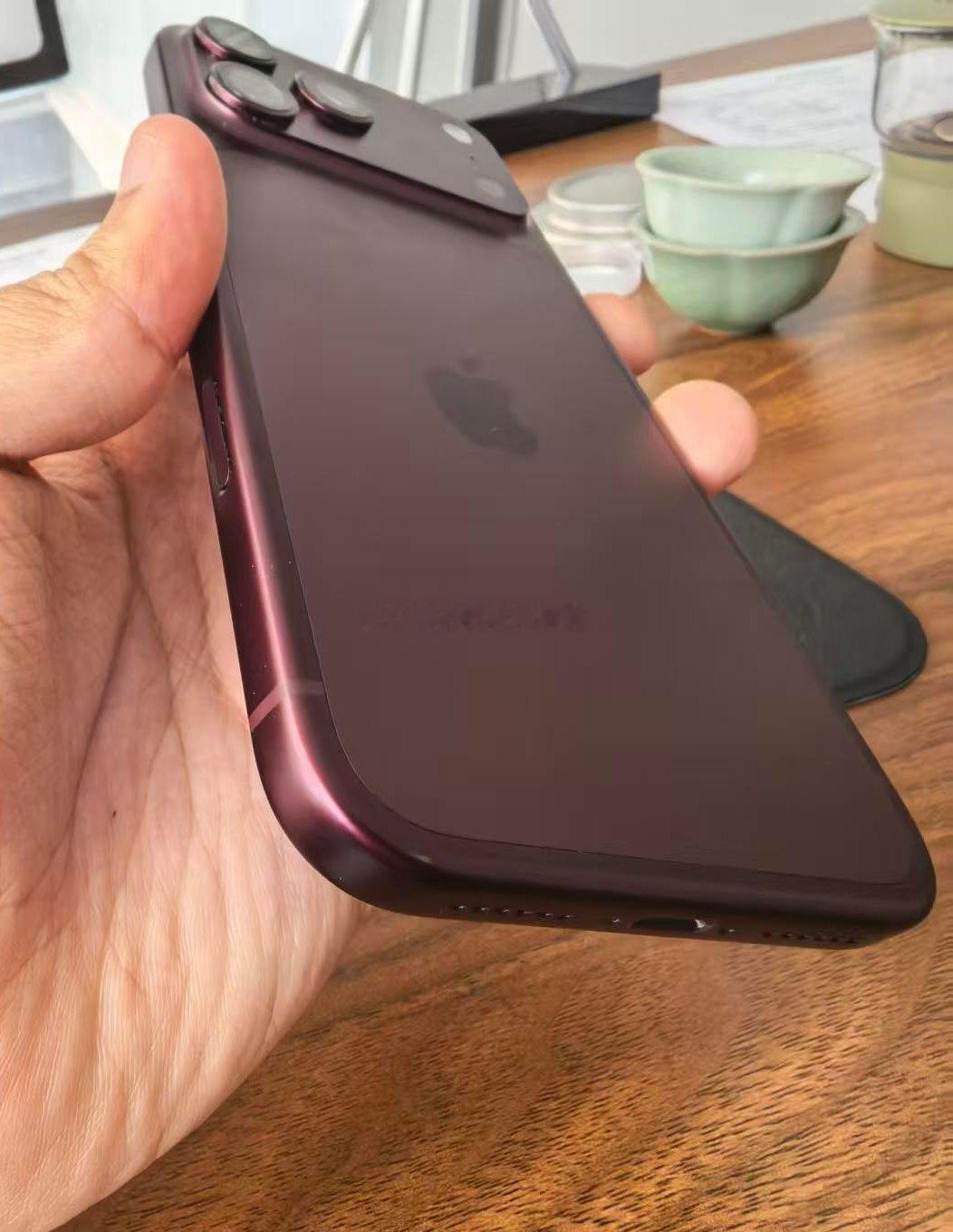 抢到 iPhone 18 Pro 酒红色的有福了。仅发售流通一个月，社交平台已出现不少，今年新款外观酒红色 iPhone，掉漆褪色的帖子。

你将在使用一段时间后，随机可能获得一台亮红色的手机。 ​