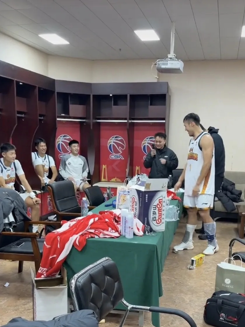 四川男篮发奖金！

险胜吉林男篮后，四川男篮领队在更衣室宣布一个好消息：在对阵辽宁男篮之前，球队会把工资与奖金发给球员。

先说我的看法：这招挺聪明，但也挺让人心酸。

聪明在哪？打辽宁前发钱，摆明了是给全队打一针强心剂。辽宁什么级别？联盟顶级强队，正常打四川胜算本就不高。先把钱发到手，球员心里踏实