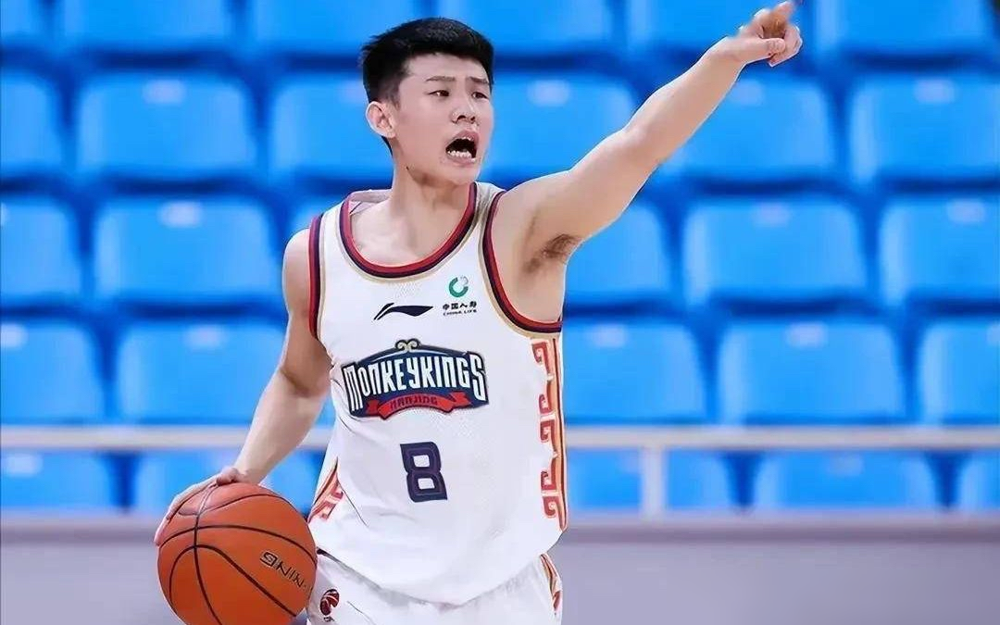 山东男篮把3000万买断合同拍在桌上，两家俱乐部居然摇头拒签！你敢信为了抢回王岚嵚，这帮大佬硬是把转会熬成了一出拉锯战。
6月26日山东队想拿巨款砸下永久转让权，结果南京和辽宁因为450万的差价红了眼，谈判桌直接冷场近20天。直到8月中旬辽宁队招揽新后卫段睿骐填满后场，他们才松口放人。
山东队见