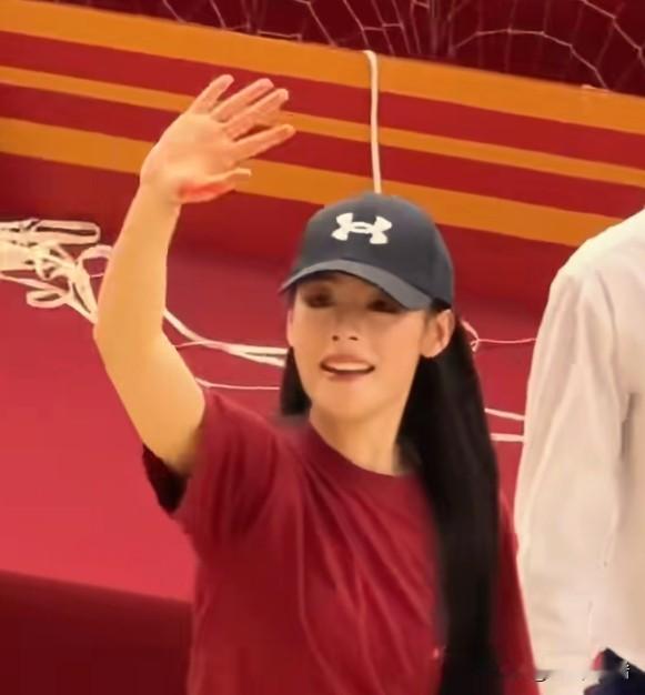 你们发现了吗？
陈丽君有一个弱点，
可能永远也改不掉了，不是她演技不好，而是她心太大了，连手机都忘拿了。

《祝姑娘》在横店开机，她走后，一直和粉丝挥手道别，手机还在台上，心细的粉丝发现后，赶紧大声喊“手机”陈丽君听到后，弯腰捂脸笑，好可爱！

之前陈丽君获得百花奖最佳新人，按完金手印后竟然把最重要