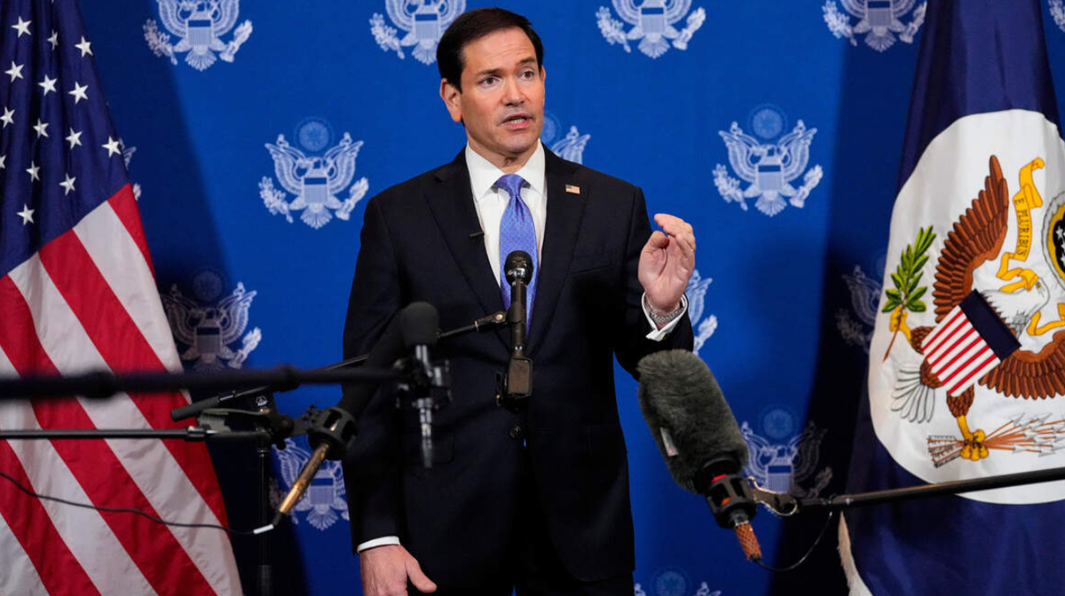 特朗普正式签署任命书，让国务卿鲁比奥兼任国家安全顾问。美国上一次出现这种“双肩挑”，还是上世纪70年代的基辛格。当年基辛格同时掌握国务院和白宫国安体系，被视为美国近代权势最大的国务卿之一。如今鲁比奥站到了同一个位置上。

这个国安顾问是怎么空出来的？去年特朗普上台后，原国安顾问沃尔兹卷入“信号门”，