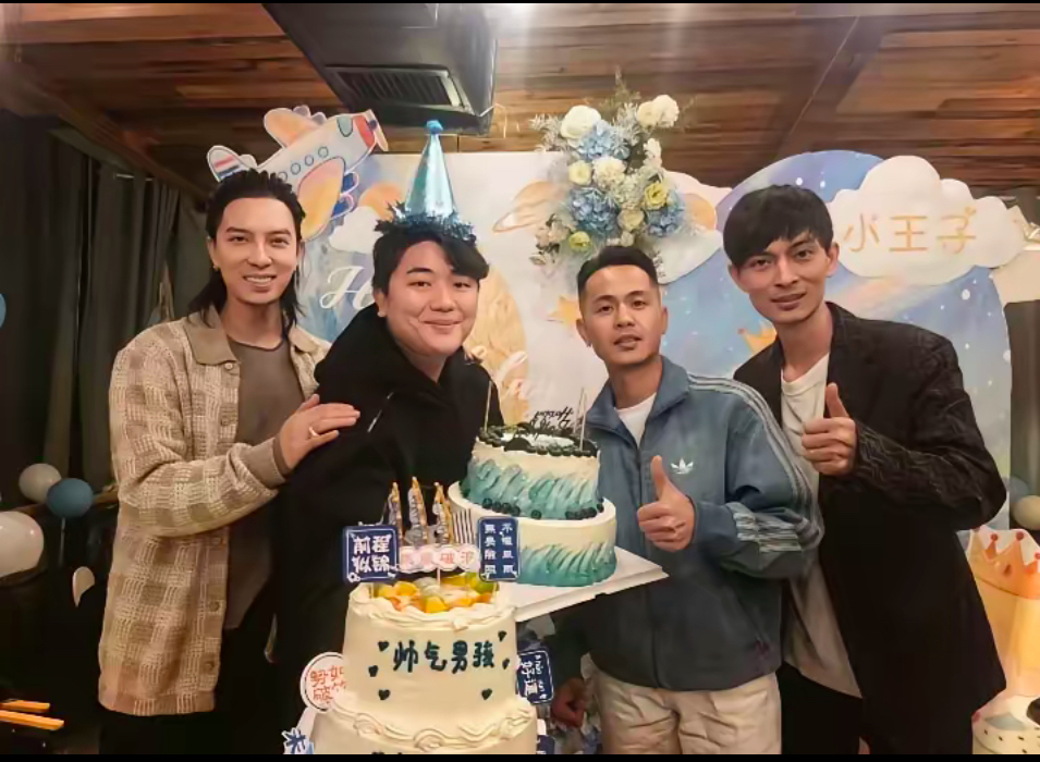 兄妹俩，一起越来越好。
哥哥全进华24岁生日，没有和家人一起度过，而是在新疆助农。妹妹全红婵19岁生日，也没有和家人一起过，而是在队里。
兄妹俩在各自的领域发光发热，一个直播助农，一个世界冠军。生日都没有在家里过，对于全爸全妈来说没有子女在身边的子女的生日会多惦记呀，真是优秀者上交国家，平凡者承欢膝