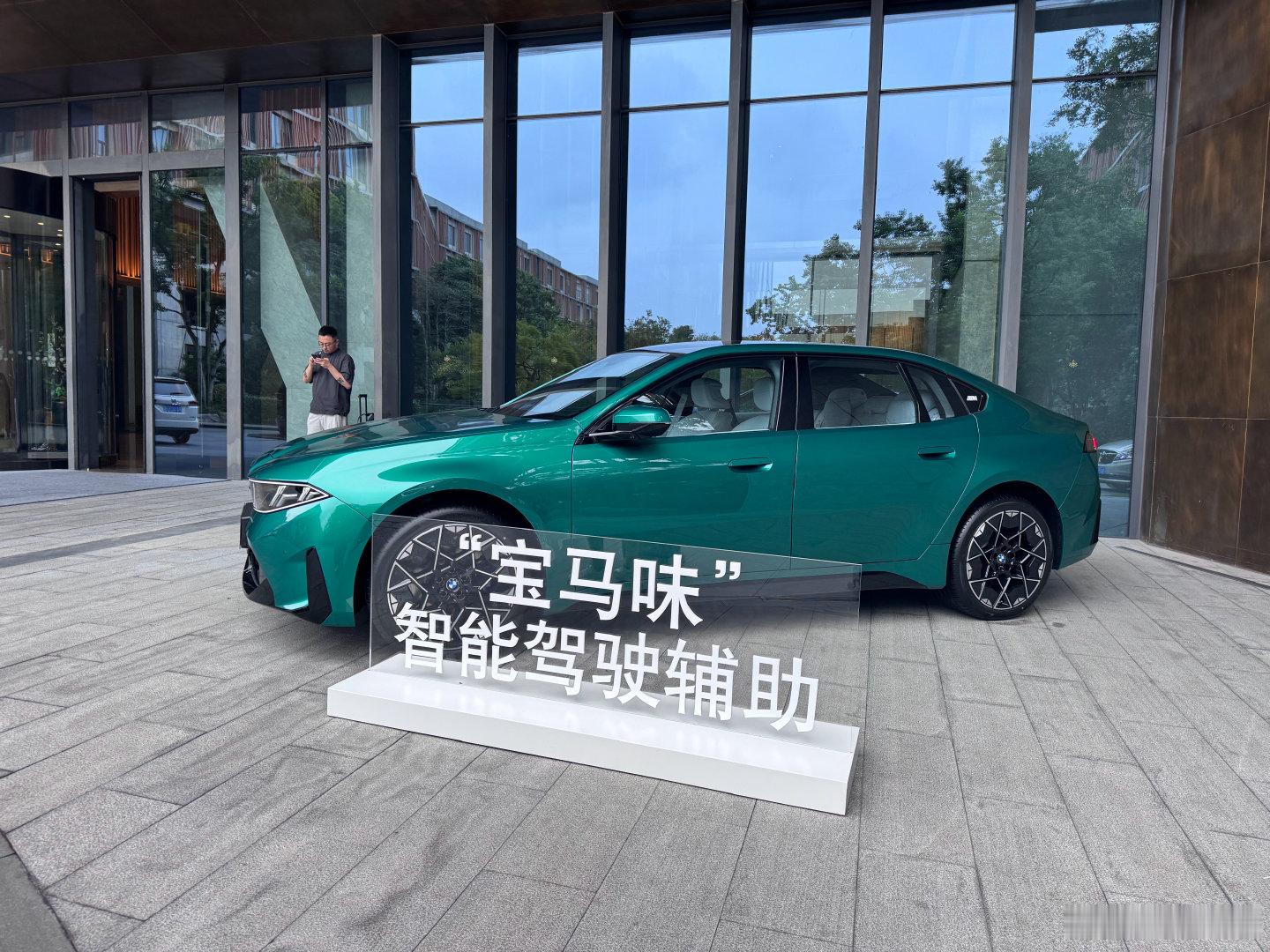 哇嚯，第一次见到宝马新i3实车！一整个短小精悍～很久没见到这个尺寸的轿车了，现在的车都玩命放大。

新车长宽高分别为 4864*1865*1490mm，轴距为 3005mm。

#新世代bmwi3# ​