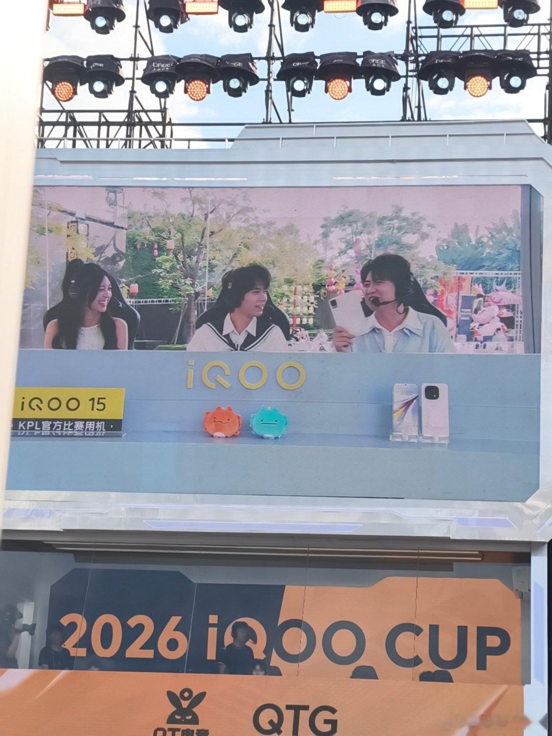 #iqoo[超话]# iQOO Pad Ultra真机在iQOO杯总决赛上首次亮相，方形deco下方有一块很大的进风口，平板尺寸大小很适合握持打游戏。看起来还不错蛮帅的。大家觉得怎么样#iQOO Pad Ultra##iQOO# ​