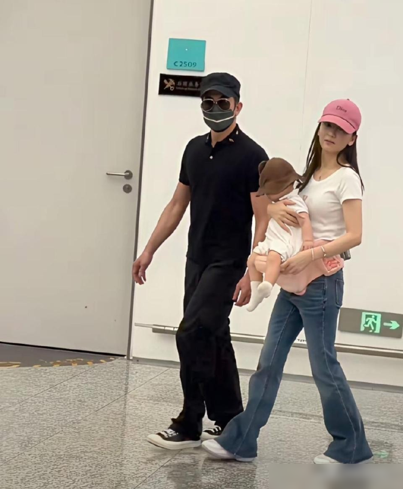 郭富城三胎悄悄落地，外界都盯着豪门拼男丁，结果，又是个千金！
2025年10月22日，郭富城正式官宣小女儿出生，乐呵呵地把自家封为女神之家。
此前网上传得沸沸扬扬，猜方媛顶着压力非要生个儿子保地位。天王直接在演唱会上霸气护妻，坦言自己绝无重男轻女的心思，来什么都是老天赏的礼物。
如今方媛带娃出