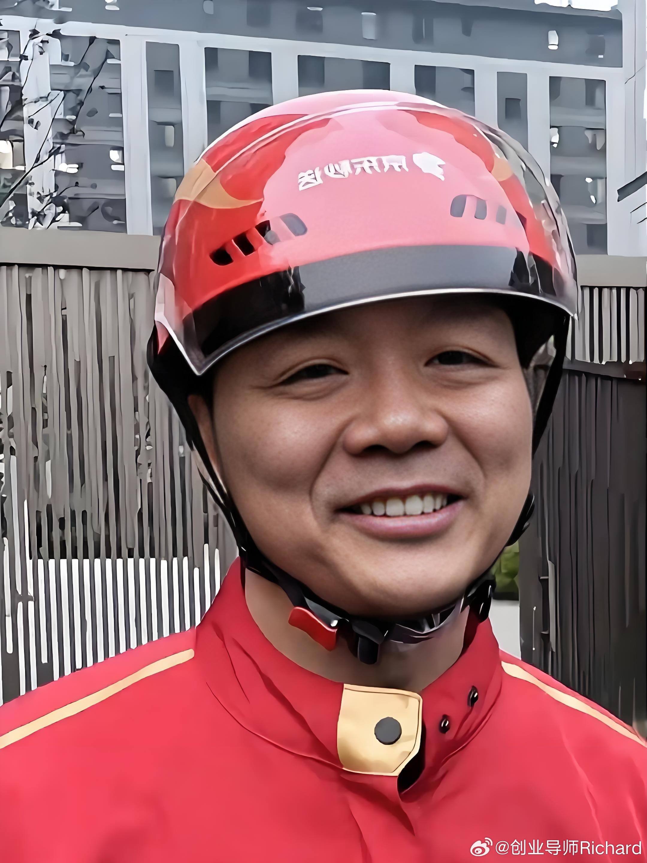 《刘强东拿下中东大片土地，野心暴露！》
    刘强东把目光投向全球，拿下中东大片土地，野心彻底暴露。
    近日，京东产发与阿布扎比哈利法经济区集团签下协议，计划在当地建一座约15万平方米的仓储设施，预计将于2028年交付。值得注意的是，京东在中东的物流基建投入越来越密集。
这步棋，和京东电 ​