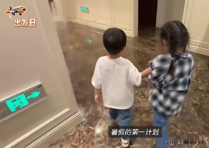 郑恺苗苗不带保姆，带娃去加拿大租别墅住一个月，就为陪儿子上夏令营？
是的，苗苗最新vlog里，她妈跟着去帮忙，三女儿留国内给姥爷带。
这不是移民，是陪读。
两口子直接把工作停了。租两层别墅，逛宜家看车，被网友偶遇，一度传他们要定居温哥华，结果IP回国，谣言自破。
当年“夜店小王子”，现在暑假