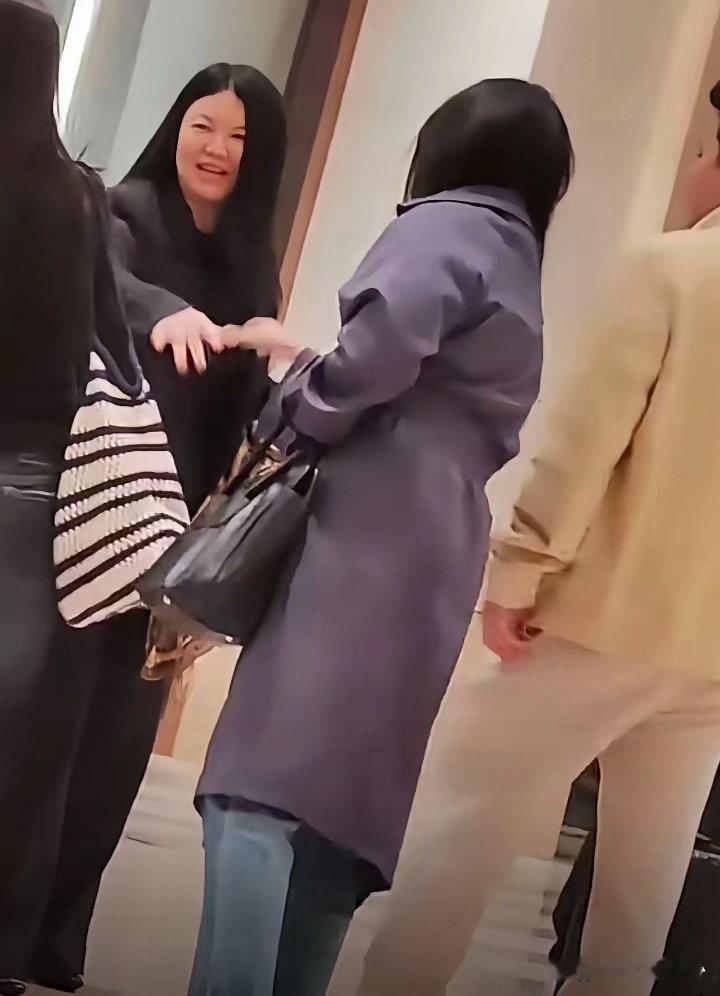 李湘母女气质太好了，王诗龄瘦了好多，完全小美女既视感 ​