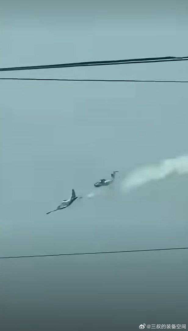 #菲律宾两架军机空中相撞现场画面#空中突发相撞事故，4名飞行员遇难。
安全无小事，飞行训练风险不容忽视。 ​