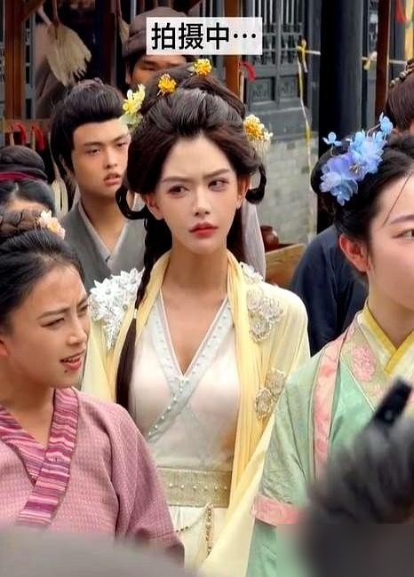 韩安冉发精修照说进组《济公》，制片人当场让她走人：没人对接。她直接甩群聊记录开撕，说剧组又想蹭网红流量又看不起网红。剧组咬死她只是游客打卡，结果导演出来打脸，说人确实拍了，有台词。最后双方和解，理由就四个字：信息不同步。一个剧组，制片、导演、对接各说各话，连自己人进没进组都搞不清。说白了，流量和专业