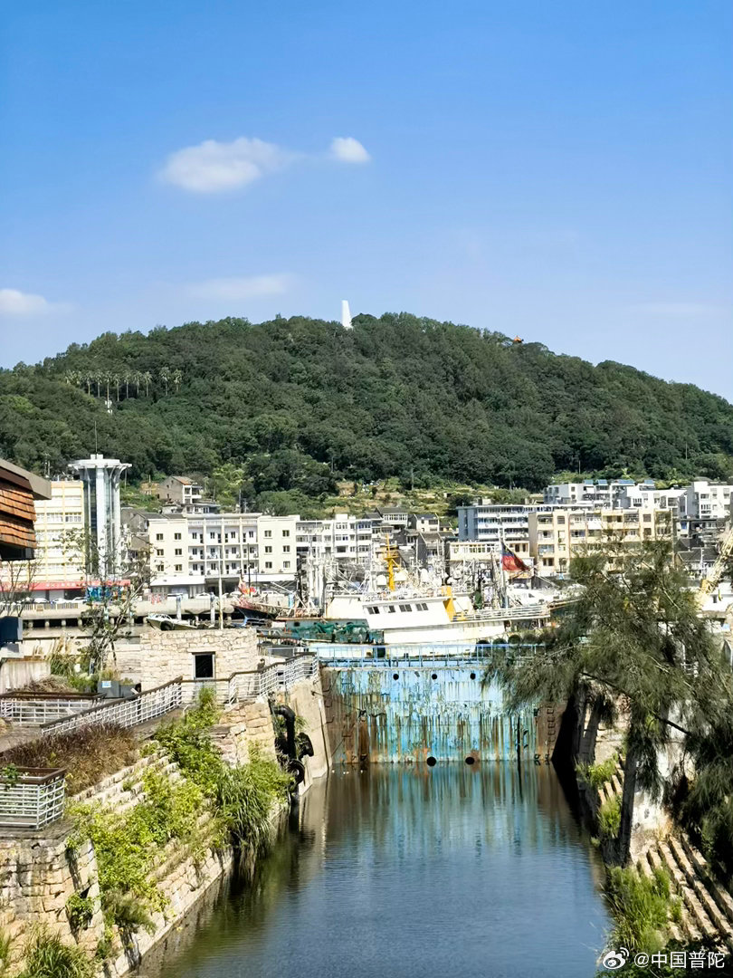 #旅行[超话]# 普陀的舟山美术馆真的藏着惊喜✨
本来是冲着“水老鼠尾巴”这个有意思的地名找过来的，结果被复古红砖墙狠狠惊艳到。
砖墙面肌理感十足，光影落上去自带氛围感，沿着步道慢慢走，每一处转角都很出片。藏在港边的文艺小角落，逛完渔港顺路来打卡，普陀果然从来不会让人失望。（VIVI_Whale ​