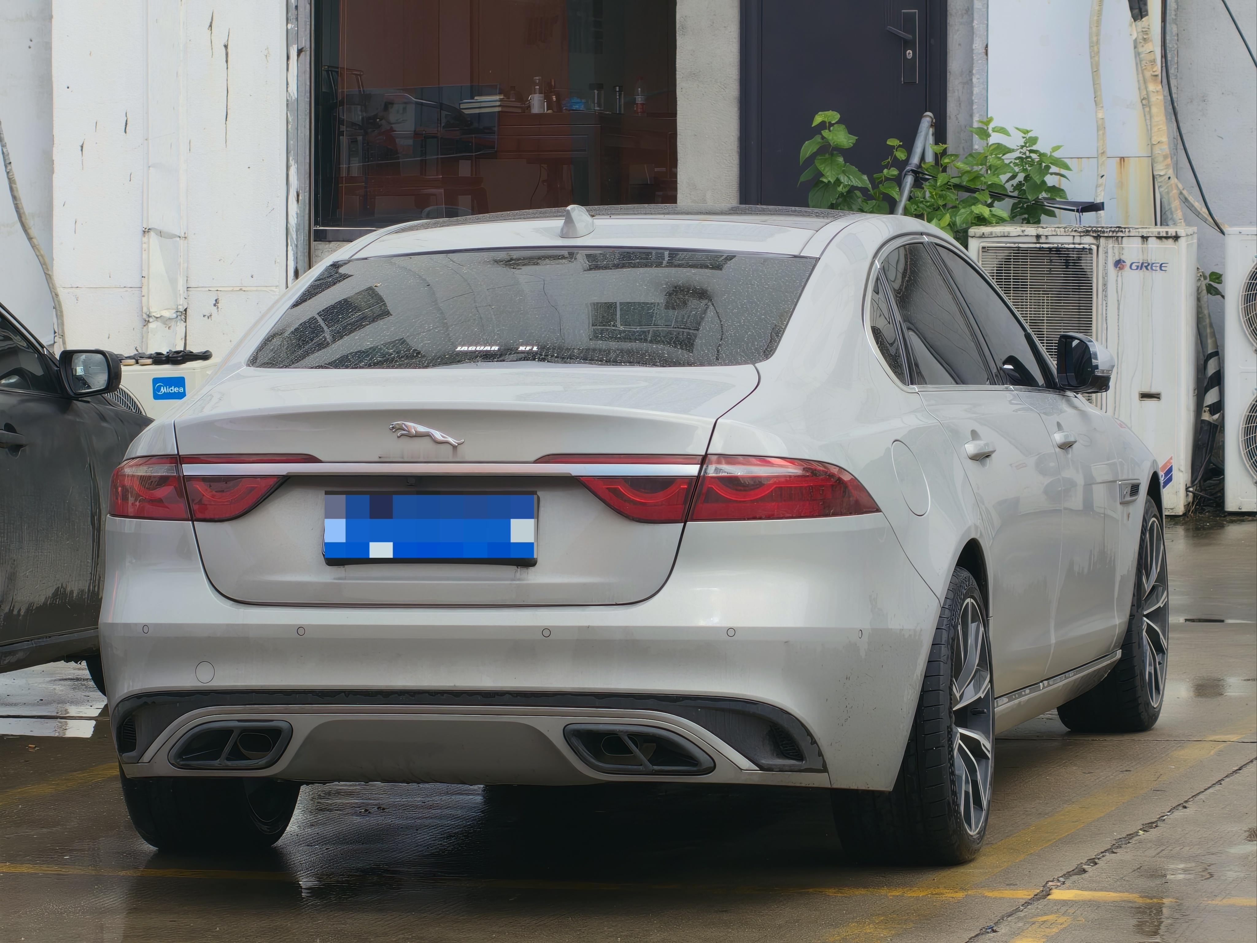 今日经典车鉴赏Ⅰ奇瑞捷豹 XFL

作为国产加长的中大型豪华后驱轿车，它的对手正是 5 系、E 级与 A6L

针对国内市场专属加长轴距，补齐进口XF后排短板。整车保留捷豹标志性的英伦运动美学，贯穿式尾灯辨识度极高
 
动力总成采用 2.0T 高低功率发动机+采埃孚 8AT，以后驱架构为主；车身与悬架大量运用铝 ​
