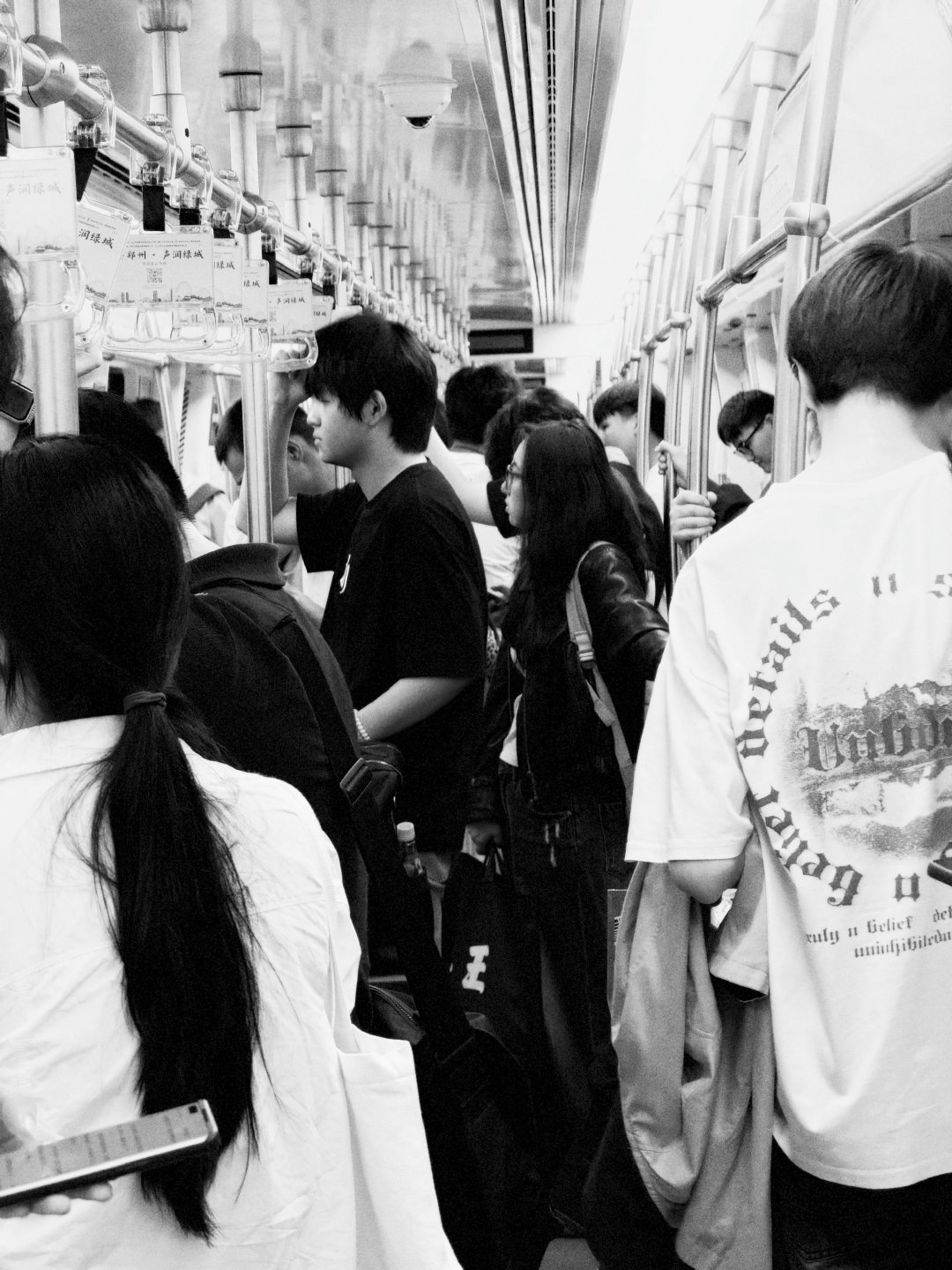 每个人的眼睛差异太大了….

我特意跑来Apple Store，就是说看看能不能遇到不是这么蓝的屏幕。

今年标准这么统一，没打开原彩下全都真特么蓝。

但是我看很多人都不觉得蓝，大家观感差异好神奇[苦涩] 

死心了，就这么自适应吧。 ​