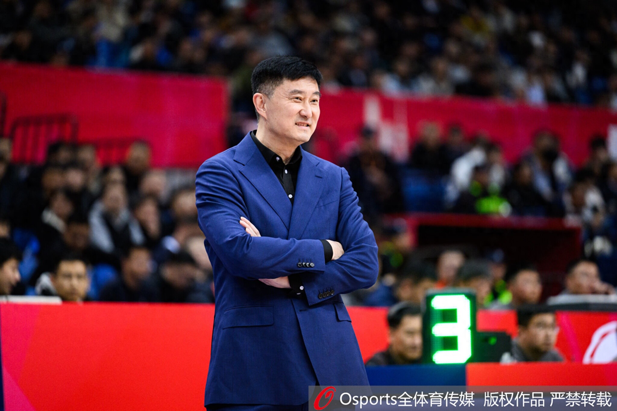 媒体人付政浩：

“杜锋改任广东宏远总教练属于荣誉性虚职”

“没有具体分工”

广东宏远已经正式宣布，杜锋不再担任一线队主教练，改任球队总教练。

俱乐部在公告里写得很清楚，这次调整是“为进一步强化教练团队建设”，也是俱乐部与杜锋“达成一致”后的安排。

公告花了相当大的篇幅回顾杜锋球员时期和执教