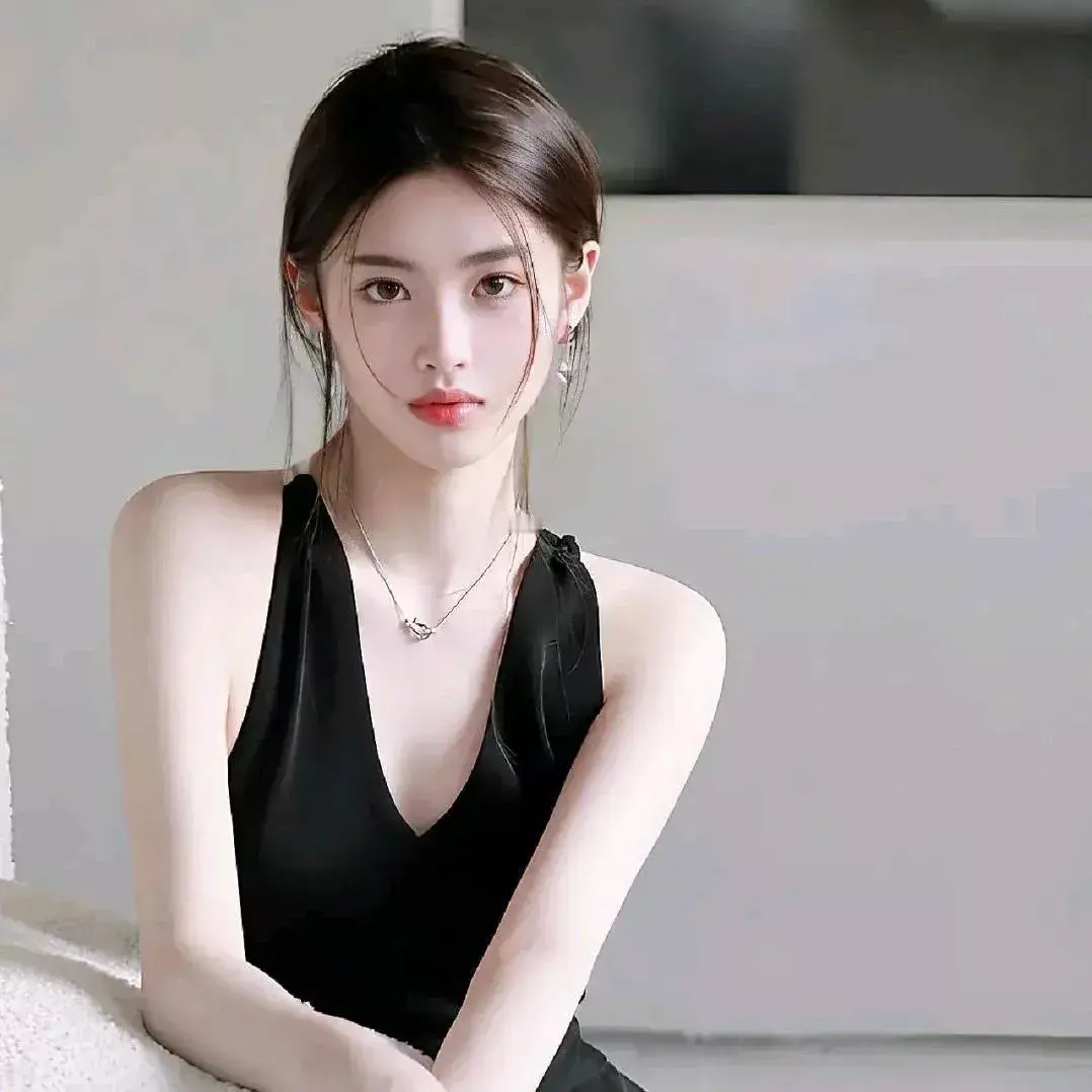 优雅黑裙少女，静谧时光中的美丽瞬间