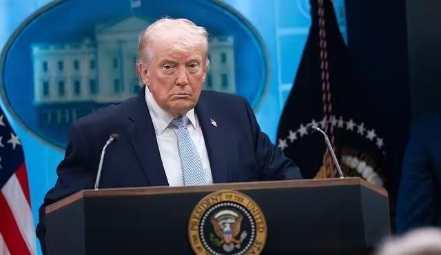 全世界都在等待这样一个激动人心的时刻，那就是美国出动地面部队入侵伊朗，因为这将是战争全面升级的一个转折点。而美国距离国势衰落的最后转折，恰好也就需要这么一场战争。中东这盘棋，已经下到一个很微妙的位置。不过真到了那一天，世界等来的恐怕不是烟花，而是一张没有上限的战争账单。

美国若出动地面部队进入伊朗