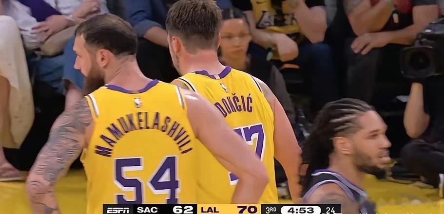 nba也是江湖！东契奇被新秀连续对抗，不满强度用球砸对手，裁判一看是77号，网开一面，没有给技术犯规，这是nba生态，不过把话说回来，东契奇一个顶级明星竟然被初出茅庐的一年级生逼出火气。放在詹姆斯、库里身上难以想象！
​如果说，暂停期间，东契奇向裁判抱怨吃到技术犯规是打球较真，无可厚非， ​