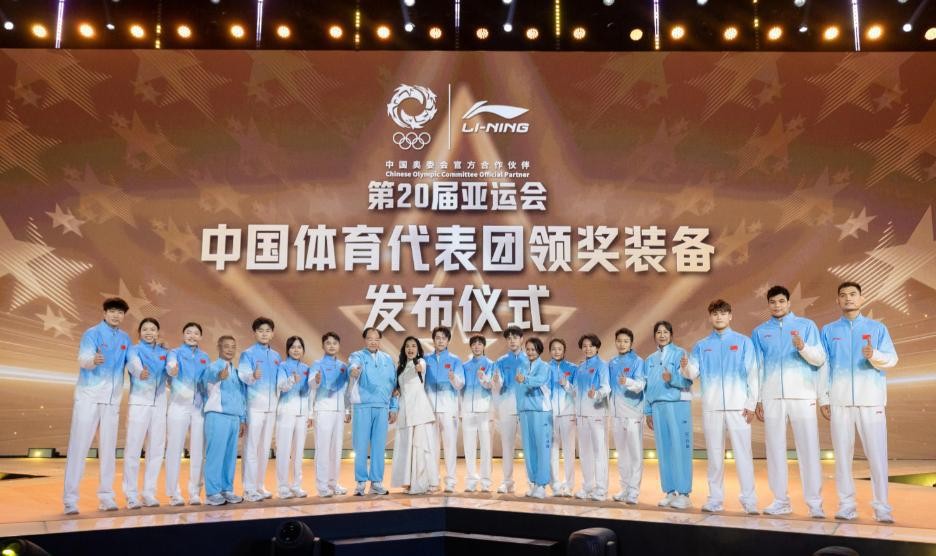 815名运动员里，有548个人没打过亚运会？

平均24岁，36个奥运冠军压阵，这一仗怎么打！

9月4日上午，北京的成立大会开完，出征名单定下来了。代表团一共1274人，运动员占815人，剩下的459人是教练员、队医和后勤保障人员。大名单第一行写着高志丹的名字。从后勤到队员，每个人领到的参赛手册上