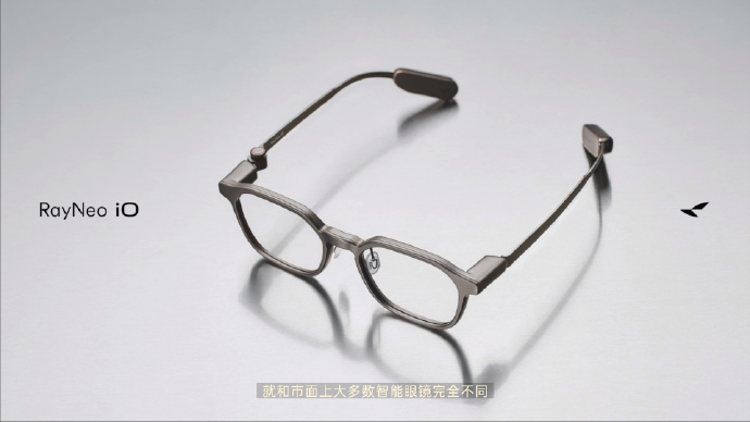 #人类记忆终于有了云备份# “外挂记忆” 这个词真的很适合当下的 AI 眼镜，这个点打的很秒～[思考]

其实不少人都有记忆焦虑，每天各种会各种聊天，前脚说好的，然后转头就忘了，我有时候还靠备忘录随手记录。雷鸟这次发的 iO 眼镜，感觉解决了这个痛点，它就像一个持续运转的 AI 第二大脑，不用我们主 ​